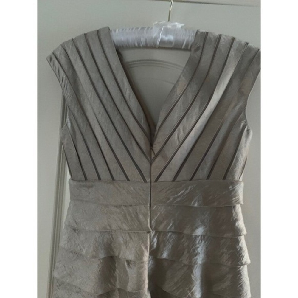 ADRIANNA PAPELL LADIES BEAUTIFUL CASCADING LAYERED SHEATH DRESS - SIZE 4 - Picture 9 of 14